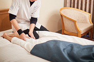 ホテルの客室で足のマッサージ