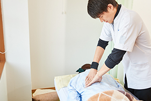 施術室でのマッサージ